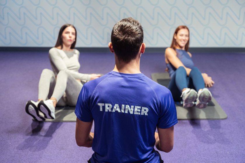 Trainer Anytime Fitness che allena due iscritte