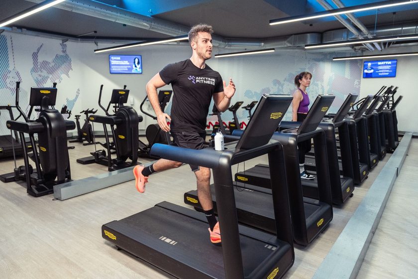 uomo sul tapis roulant con scarpe adatte per palestra
